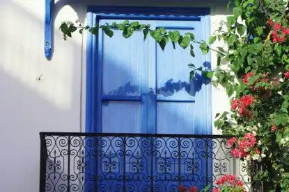 Vue du désert tunisien avec village berbère et campement