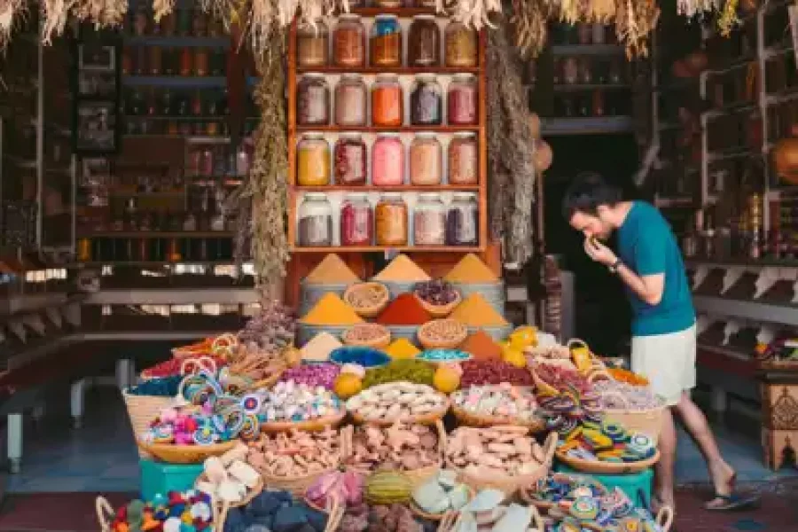 Dégustation de plats traditionnels tunisiens dans un marché local coloré