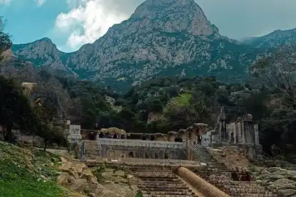 Vue sur les montagnes de Zaghouan avec un ancien temple romain