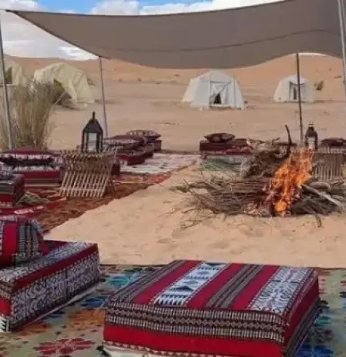 Tente berbère sous un ciel étoilé dans le désert du Sahara, Tunisie